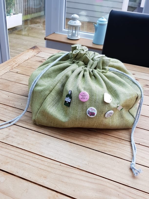 Square project bag with pin badge access - online sewing course - Image 3